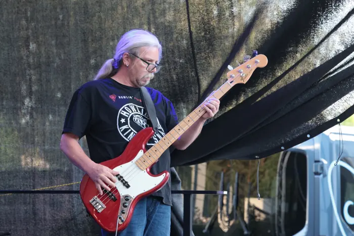 Stefan Huegle am Bass