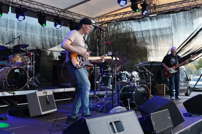 Howlin' King Snake live